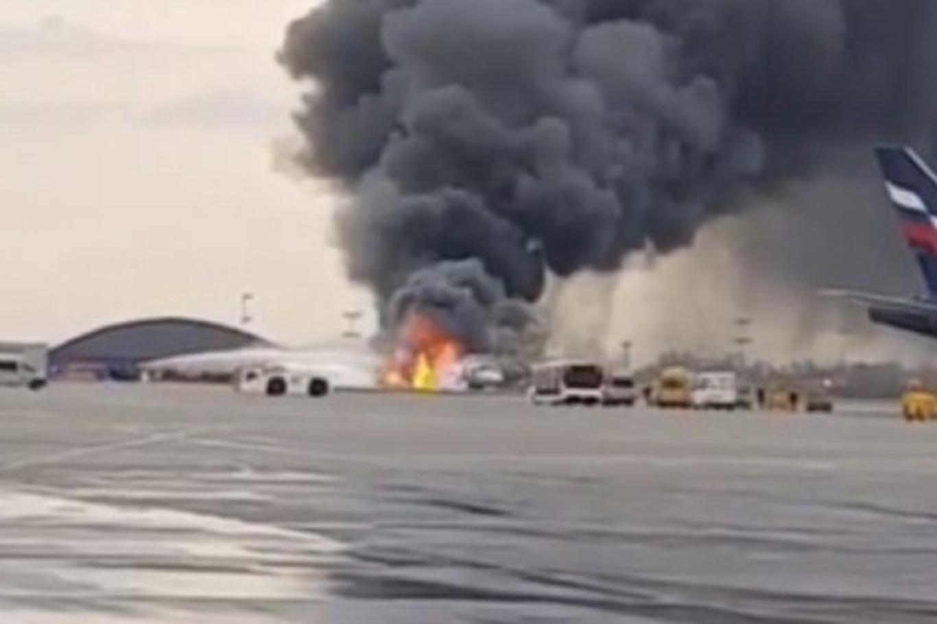 Rusya'da yolcu uçağı alev aldı: 2'si çocuk 13 ölü